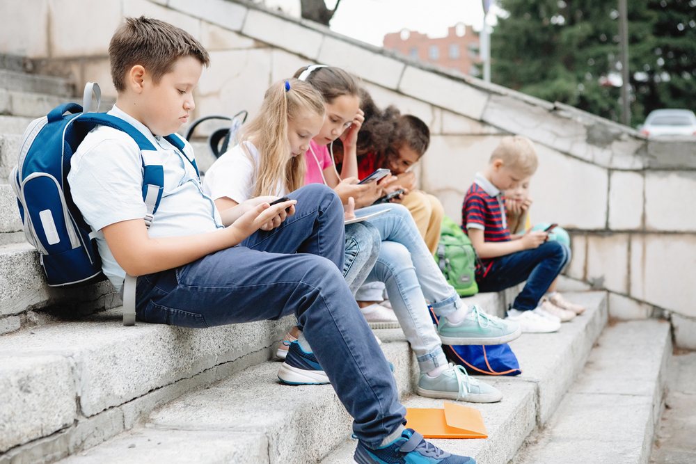 תלמידים עם טלפונים בבית הספר
