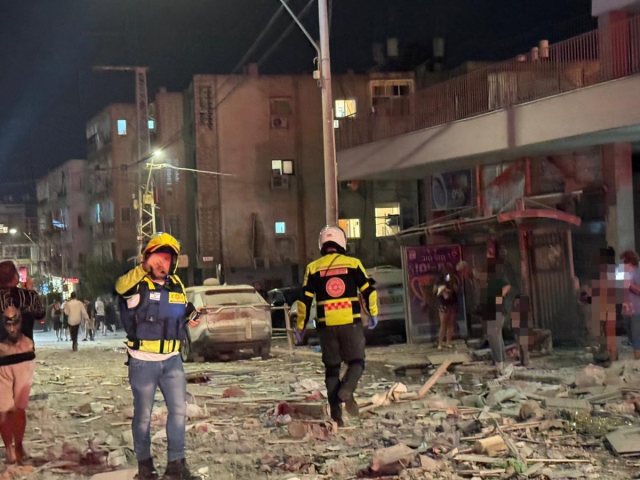 מזירת הנפילה בבת ים (דוברות מד"א)