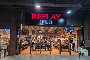 מותגי העל של REPLAY בפחות מחצי מחיר – גם אאוטלט גם מבצע סוף שנה רק בקניון עד הלום באשדוד