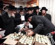 הרבי מבעלזא בירך את צנצנות הדבש עבור נשות בעלזא בעיר