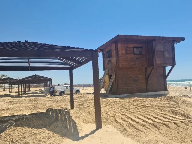 סוכת המציל בחוף סאנסט (צילום: "בול עץ")