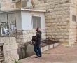בדרכם להר הבית: שני יהודים עם קרבן פסח נעצרו ברכבת הקלה (וידאו)