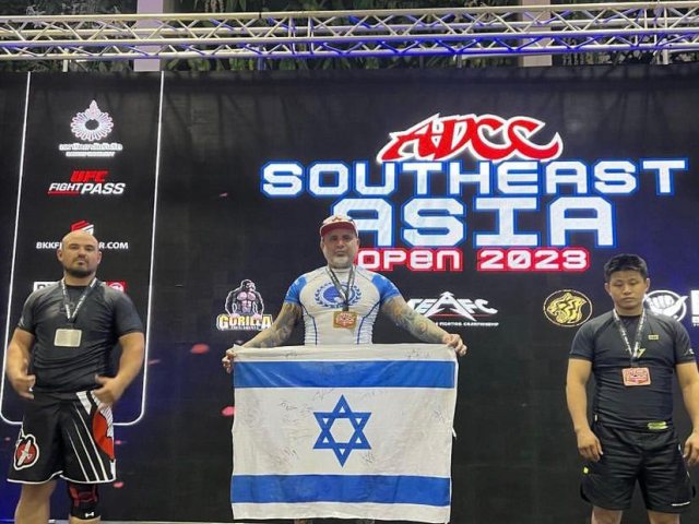 חיים גוזלי על פודיום הניצחון.צילום מתוך עמוד האינסטגרם של חיים גוזלי.