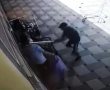 תקף מבוגר במוט ברזל - רק כי העיר לו. צפו בתיעוד (וידאו)