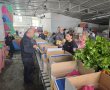 לוחמי האש ארזו מאות סלי מזון לנזקקים לקראת פסח בבת ים