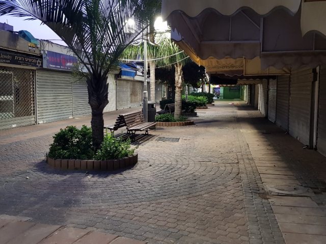 עסקים סגורים במרכז המסחרי ברובע א'. צילום: עופר אשטוקר
